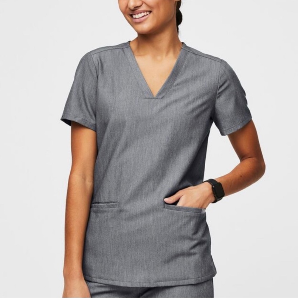 FIGS Charcoal Grey Three Pocket Short Sleeve Top Size Small